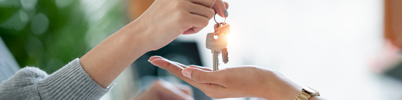 landlord-handing-over-keys